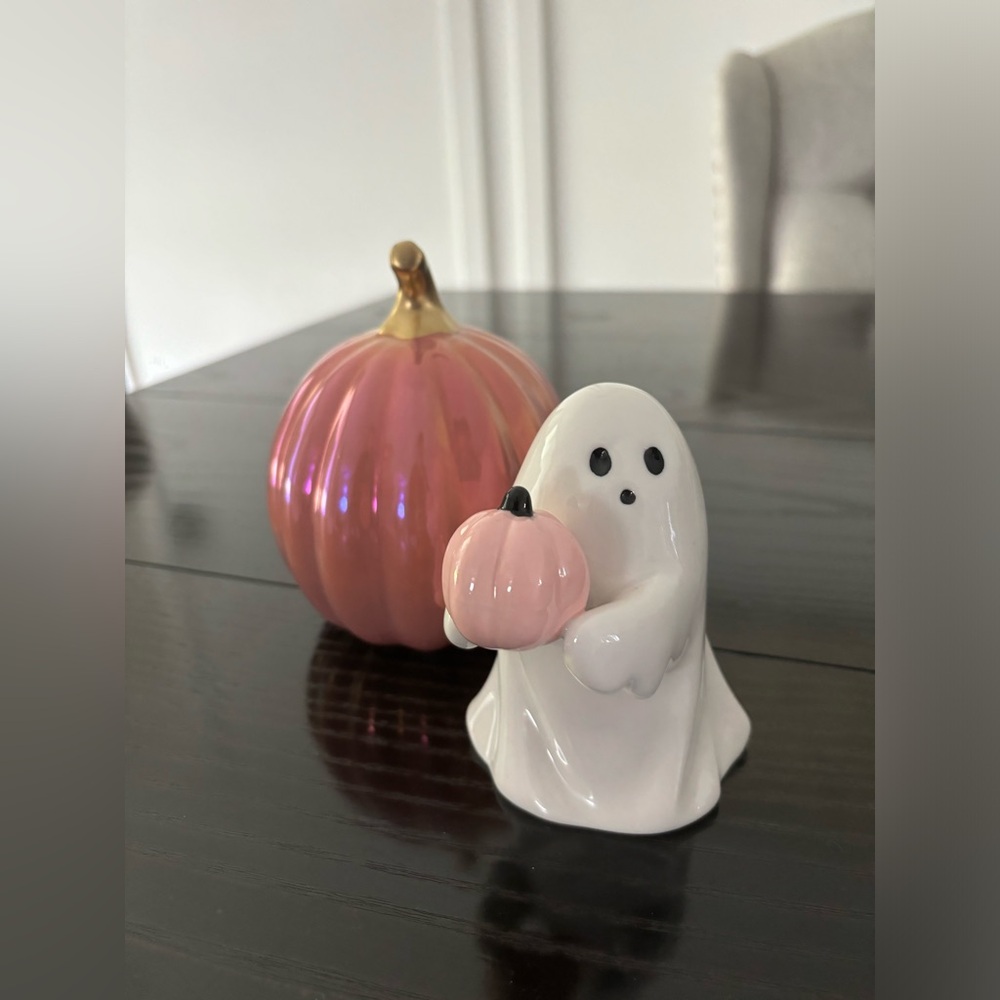 Hyde & Eek Ghost Holding a Pumpkin